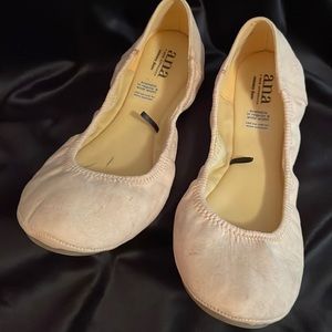 Ballerina shoe in a beautiful yellow. Size 9 but would fit 8-1/2. NWOT